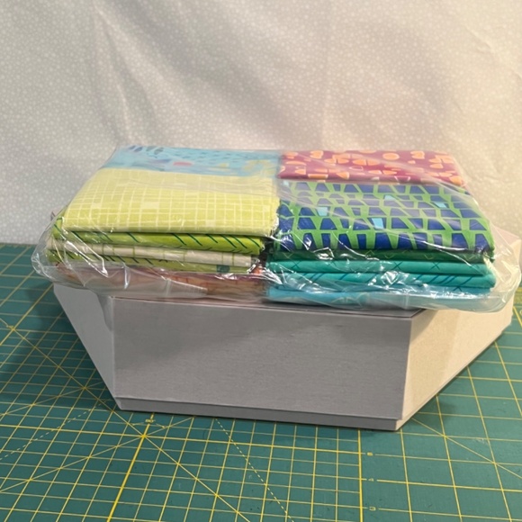 Quilting cotton - fat quarter bundle Modern Marks by Christa Watson for Benartex - Picture 6 of 7